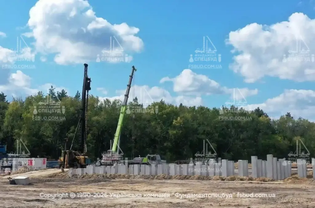 бурова установка та кран на майданчику забивання паль
